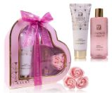 Koupelnový set Essence of Beauty v dárkovém balení ve tvaru srdce Koupelnový set Essence of Beauty v dárkovém balení ve tvaru srdce