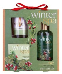 Koupelová sada Winter Spa se skleněným svícnem Borovice & Zimní ovoce - Dárky Koupelová sada Winter Spa se skleněným svícnem Borovice & Zimní ovoce