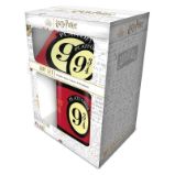 Harry Potter Dárkový set - 9 a 3/4 (hrnek + podtácek + klíčenka) - Pro fanoušky Harry Potter Dárkový set - 9 a 3/4 (hrnek + podtácek + klíčenka)