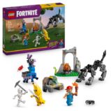 LEGO® Fortnite® 77075 Peely a Sparkplug a jejich tábořiště LEGO® Fortnite® 77075 Peely a Sparkplug a jejich tábořiště