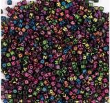 Černé korálky s neonovými písmenky 7x7mm 300ks
