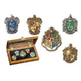 Harry Potter: Odznaky Bradavických kolejí sběratelské v dárkovém boxu Harry Potter: Odznaky Bradavických kolejí sběratelské v dárkovém boxu