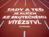 Plechová cedulka - Tady a teď je klíčem ke skutečnému vítězství - Sri Chinmoy - Dárky Plechová cedulka - Tady a teď je klíčem ke skutečnému vítězství