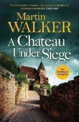 A Chateau Under Siege: Heartstopping new case for France's favourite country cop - Martin Walker - Detektivky v angličtině A Chateau Under Siege: Heartstopping new case for France´s favourite country cop