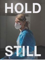 Hold Still : A Portrait of our Nation in 2020 - Knihy o fotografování v angličtině Hold Still : A Portrait of our Nation in 2020