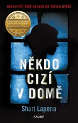 Někdo cizí v domě - Shari Lapena - Thrillery Někdo cizí v domě