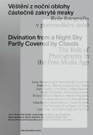 Věštění z noční oblohy částečně zakryté mraky. Role fotografie v postmediální době - Jitka Hlaváčková - Věštění a jasnovidectví Věštění z noční oblohy částečně zakryté mraky. Role fotografie v postmediální době