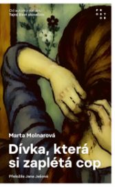 Dívka, která si zaplétá cop