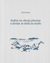 Sedím na okraji planiny a dívám se dolů na moře