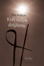 Květ včelou dotýkaný