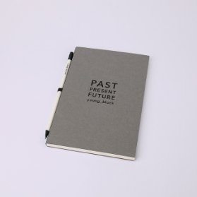 Poznámkový blok Past Present Future (šedá obálka, černá ražba)
